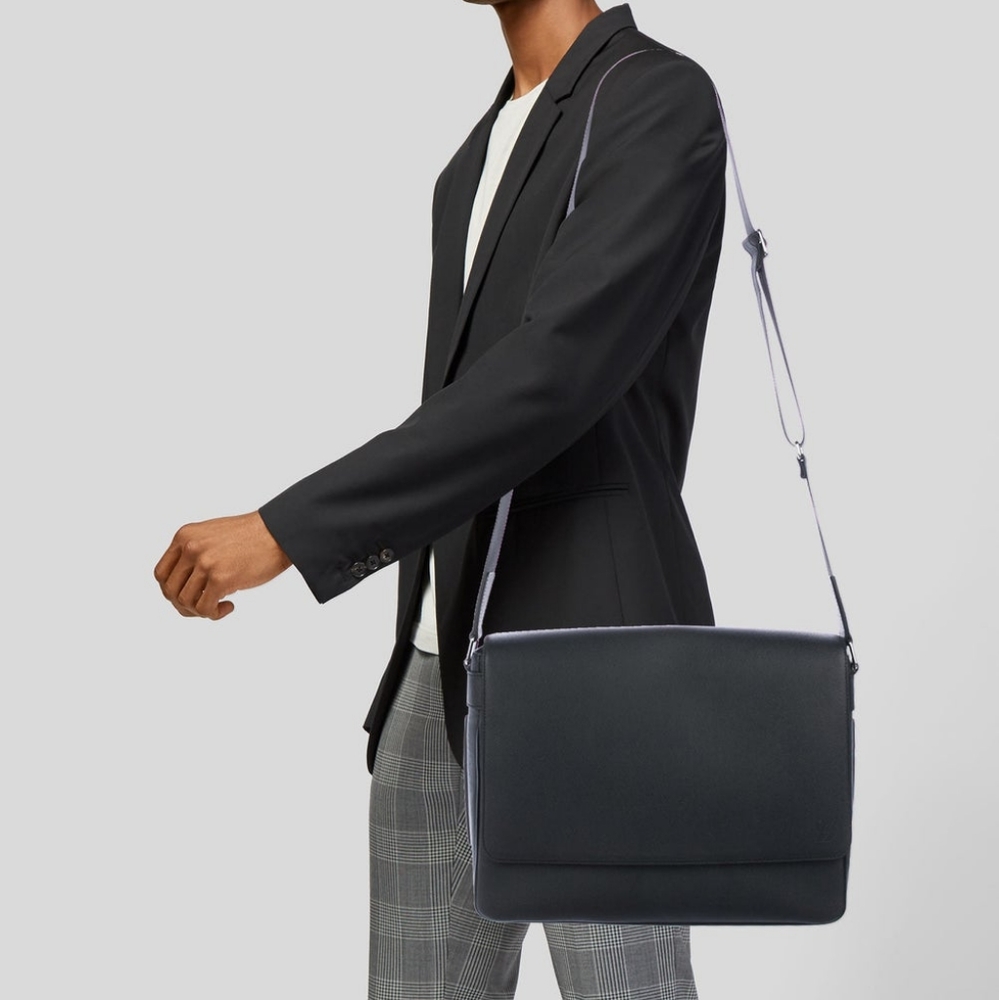 💯Authentic LV Taiga Roman Messenger Bag